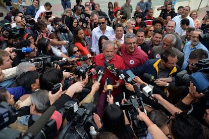 Lula é assediado pela imprensa em São Bernardo do Campo.