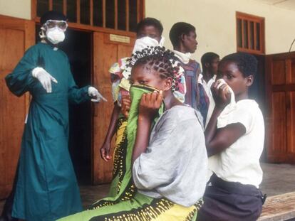 Residentes en Kikwit (Zaire) se cubren la cara para protegerse del ébola, en 1995.