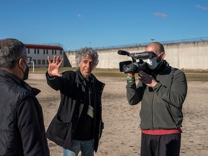 Fernando Merinero imparte un taller de cine a los presos Salvador Ribero y Abdellatif Cherif en el Centro Penitenciario III de Valdemoro en Madrid.