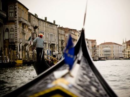 La proa de una g&oacute;ndola por el Gran Canal de Venecia.