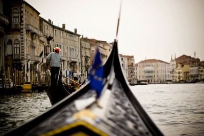 La proa de una g&oacute;ndola por el Gran Canal de Venecia.