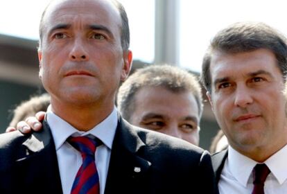 El presidente del Barça, Joan Laporta, a la derecha, junto al vicepresidente del Área Deportiva, Rafael Yuste, uno de los cuatro directivos del club investigados.