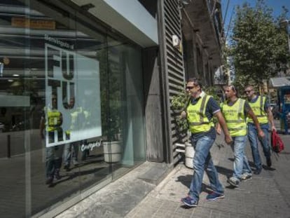 Agents de la Guàrdia Civil entrant a la seu de CDC.