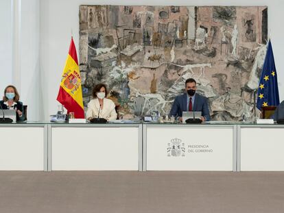 El presidente Pedro Sánchez, rodeado de los cuatro vicepresidentes, en una reunión en La Moncloa.