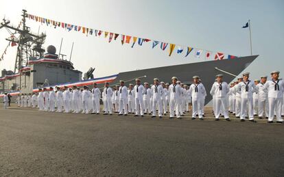 Navegantes de Taiwan desfilan frente a una nueva fragata durante una ceremonia en el puerto sur de Kaohsiung. 