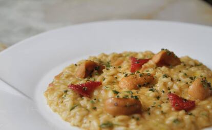 Un plato con risotto de erizos de mar.