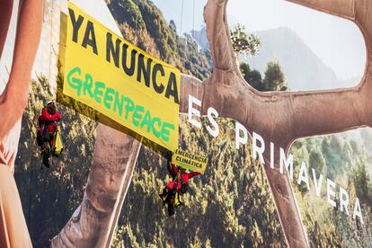 En el Día Meteorológico Mundial, escaladores de Greenpeace se han descolgado en el edificio de El Corte Inglés en Nuevos Ministerios, en Madrid, donde han desplegado una pancarta adaptando el icónico mensaje de la marca "Ya es primavera" a "YA NUNCA es primavera".  Imagen distribuida por la ONG.

