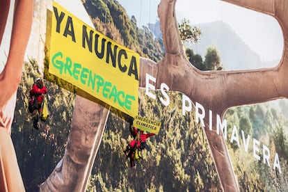 En el Día Meteorológico Mundial, escaladores de Greenpeace se han descolgado en el edificio de El Corte Inglés en Nuevos Ministerios, en Madrid, donde han desplegado una pancarta adaptando el icónico mensaje de la marca "Ya es primavera" a "YA NUNCA es primavera". Imagen distribuida por la ONG.