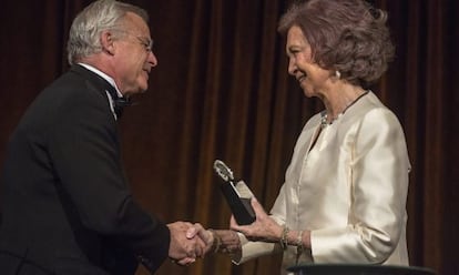 La reina Sofía recibe el premio de manos del director de World Monuments Fund Christopher Ohstrom.