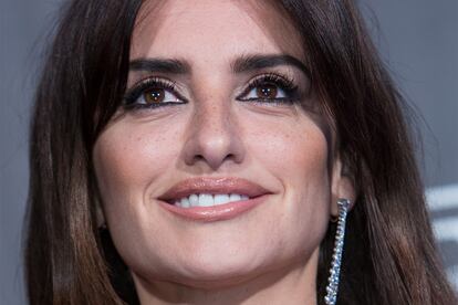 El maquillador de Penélope Cruz pinta sus pecas para potenciar el acabado natural.