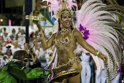 Una bailarina de la escuela Mangueira participa en el desfile del sambódromo de Rio.