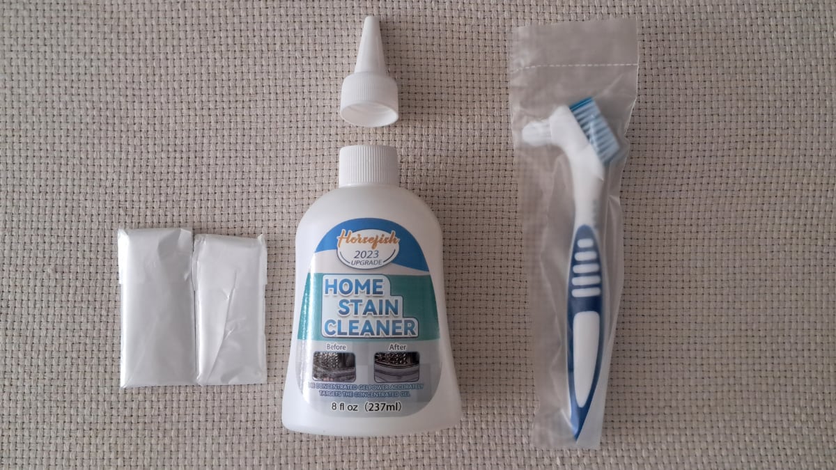 Gel limpiador con aplicador, cepillo de limpieza y guantes de plástico.