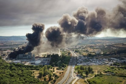 Incendio en los almacenes de la fábrica Indorama situada en San Roque, Cádiz.