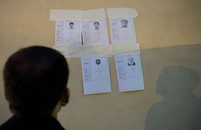 Carteles con algunos de los pasajeros identificados que volavan en el avión siniestrado en Abbottabad (Pakistán).