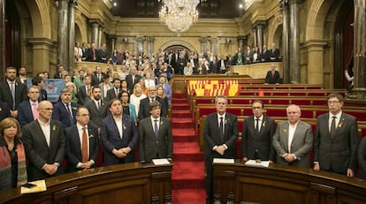 El Govern y los diputados de JxSí y la CUP en el Parlament tras aprobar la declaración de independencia.