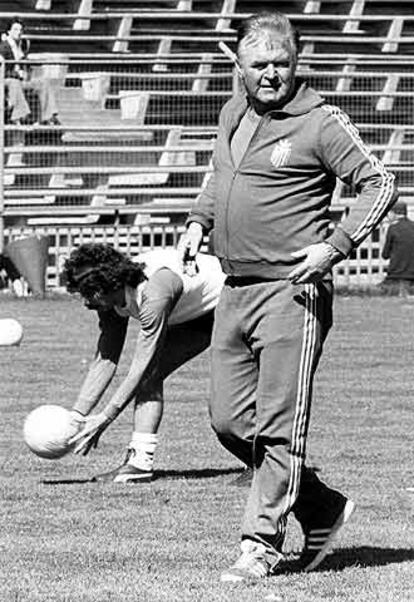 Szusza, durante un entrenamiento del Atlético de Madrid.