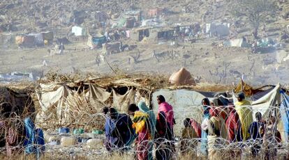 Un grupo de sudaneses llegan a Sortoni, en el norte de Darfur, tras huir de los enfrentamientos en Yebel Marra.