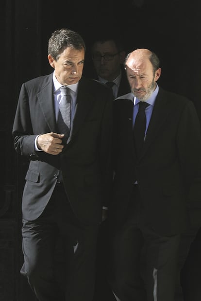 Zapatero y Rubalcaba tras el asesinato de un guardia civil a manos de ETA en 2008.