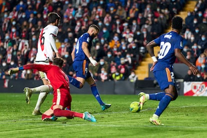 Benzema remata la asistencia de Vinicius en la acción del gol en Vallecas.