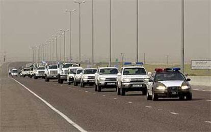Un convoy de observadores de la ONU destacados en la frontera con Irak, a su entrada ayer en Ciudad de Kuwait.