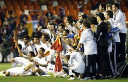 Los jugadores del Real Madrid celebran con el trofeo la conquista de la Copa del Rey tras la final que disputaron frente al FC Barcelona, anoche en el estadio de Mestalla, en Valencia.