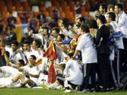 Los jugadores del Real Madrid celebran con el trofeo la conquista de la Copa del Rey tras la final que disputaron frente al FC Barcelona, anoche en el estadio de Mestalla, en Valencia.