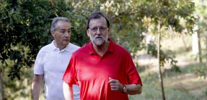 El presidente del Gobierno en funciones, Mariano Rajoy (d), acompa&ntilde;ado por Jos&eacute; Benito Su&aacute;rez (i), marido de la presidenta del Congreso, Ana Pastor, en su recorrido por la ruta del r&iacute;o Umia, situada en el municipio de Ribadumia (Pontevedra), un largo paseo que acostumbra a realizar en sus d&iacute;as de descanso en la localidad gallega.