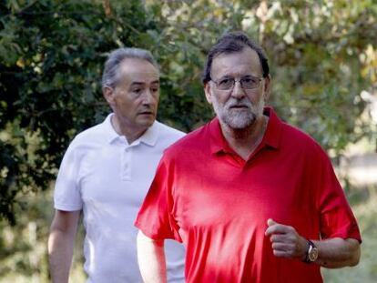 El presidente del Gobierno en funciones, Mariano Rajoy (d), acompa&ntilde;ado por Jos&eacute; Benito Su&aacute;rez (i), marido de la presidenta del Congreso, Ana Pastor, en su recorrido por la ruta del r&iacute;o Umia, situada en el municipio de Ribadumia (Pontevedra), un largo paseo que acostumbra a realizar en sus d&iacute;as de descanso en la localidad gallega.