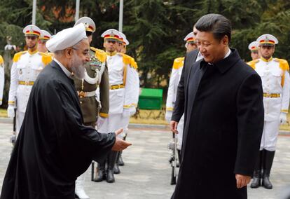 El presidente iran&iacute;, Has&aacute;n Rohan&iacute;, da la bienvenida a su hom&oacute;logo chino, Xi Jinping, este domingo en Teher&aacute;n.