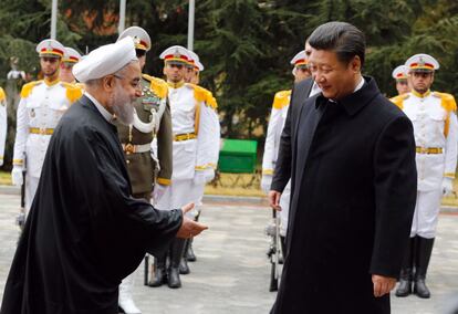 El presidente iraní, Hasán Rohaní, da la bienvenida a su homólogo chino, Xi Jinping, este domingo en Teherán.