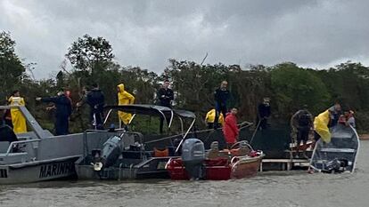 Bombeiros durante resgate no rio Paraguai, em Corumbá.