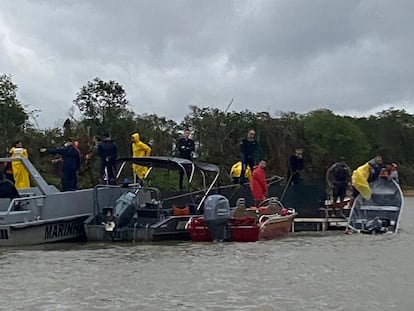 Bombeiros durante resgate no rio Paraguai, em Corumbá.