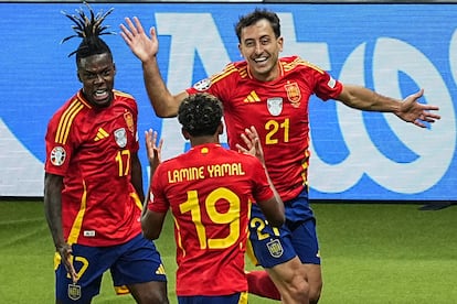Mikel Oyarzabal celebra su gol con Nico Williams y Lamine  Yamal. 