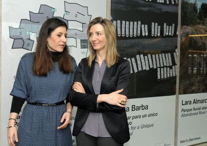 Eva Gonz&aacute;lez-Sancho (l) with Castilla y Le&oacute;n culture chief Alicia Garc&iacute;a. 