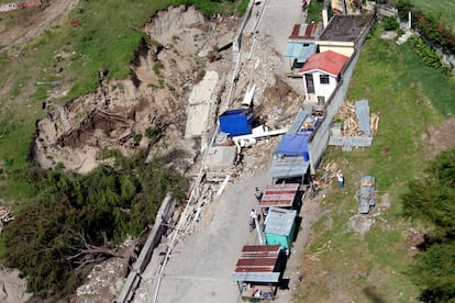 Vista aérea de los daños causados por un corrimiento de tierras en la localidad de Panajachel (Guatemala) tras el paso del huracán Stan.