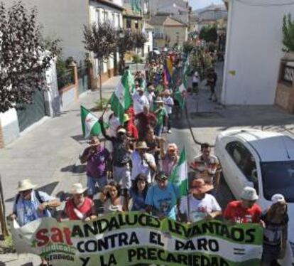 Varios centenares de personas han reanudado hoy, viernes 31 de agosto de 2012 desde La Zubia la segunda y última jornada de la marcha obrera contra los recortes que el Sindicato Andaluz de Trabajadores (SAT) que comenzó ayer y que concluirá esta tarde en la capital granadina.