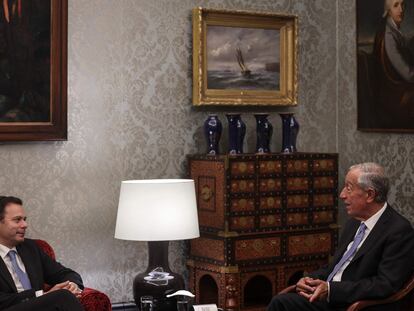 El presidente de la República de Portugal, Marcelo Rebelo de Sousa, durante su audiencia con el líder de la oposición, Luís Montenegro, el miércoles en el Palacio de Belém.