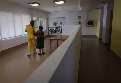 La residencia de mayores Nuestra Señora de la Oliva, en Pantoja (Toledo), suprimió en 2018 las sujeciones. En la imagen una cuidadora pasea a Vicenta Blanco.