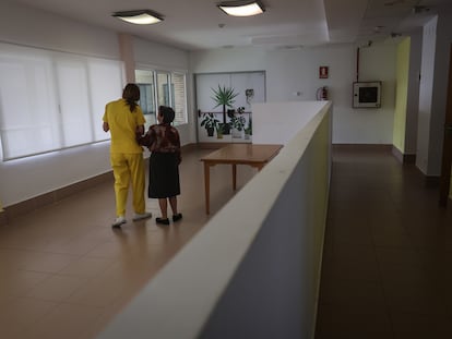 La residencia de mayores Nuestra Señora de la Oliva, en Pantoja (Toledo), suprimió en 2018 las sujeciones. En la imagen una cuidadora pasea a Vicenta Blanco.
