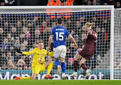 Erling Haaland, del Manchester City, anota el quinto gol de su equipo este domingo ante el Ipswich.