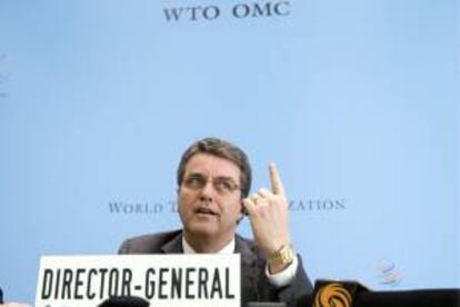 El director general de la Organización Mundial del Comercio (OMC), el brasileño Roberto Azevedo, comparece en una rueda de prensa en la sede de la OMC en Ginebra, Suiza, hoy, martes 26 de noviebre de 2013.