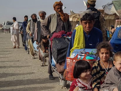 Cidadãos afegãos fazem fila no passo fronteiriço de Chaman, entre o Paquistão e o Afeganistão, nesta terça-feira. Em vídeo, imagens de afegãos tentando sair do país de avião.