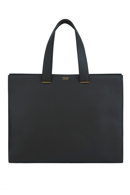 La firma italiana Giorgio Armani nos propone este bolso de piel en tono azul oscuro.