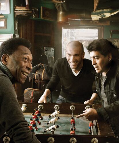 Pelé, Maradona y Zidane, los tres portadores de la emblemática camiseta con el número 10, se reunieron en el Café Maravillas de Madrid para jugar un histórico partido de futbolín. La imagen fue captada por Annie Leibovitz para la nueva campaña Louis Vuitton que lleva el eslogan: "Tres vidas excepcionales en un partido histórico". El retrato se publicará en la prensa de todo el mundo a partir de junio, coincidiendo con el inicio del Mundial de Suráfrica.