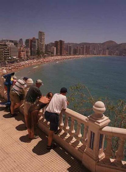 Promontorio Canfali y, al fondo, la playa de Levante en Benidorm.