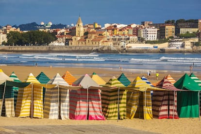 La ciudad de Gijón desde la playa de San Lorenzo.