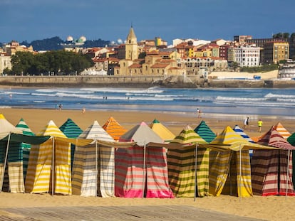 La ciudad de Gijón desde la playa de San Lorenzo.