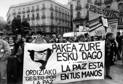 Centenares de personas, miembros de de la organización Gesto por la Paz procedentes de distintas localidades del País Vasco, se manifiestan en abril de 1992 en la Puerta del Sol de Madrid en protesta por los últimos atentados de ETA.