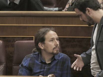 Pablo Iglesias, de Podemos, dialoga con Aberto Garz&oacute;n, de IU, en un pleno del Congreso de los Diputados. 