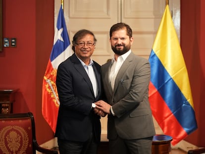 El presidente de Colombia, Gustavo Petro, junto al de Chile, Gabriel Boric, en Santiago de Chile, el 9 de enero de 2023.